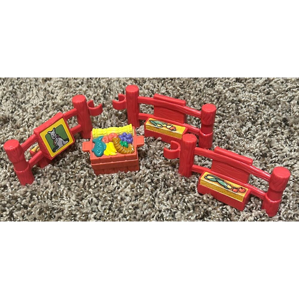 Fisher-Price Little People Take Along Lunchbox + 18 Play Pieces - Picture 10 of 10